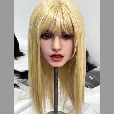 金髪と柔らかい肌のオラルドール